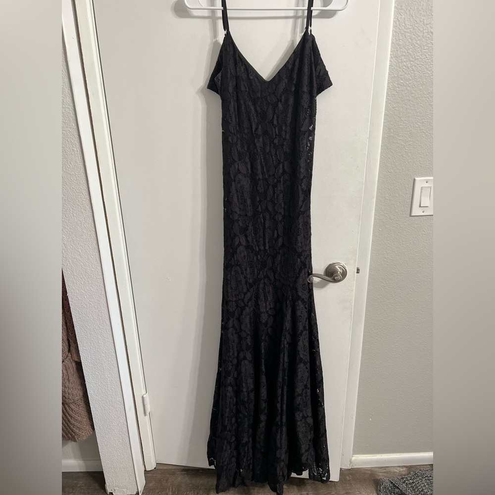 Lulu’s black dress for wedding, party, or any other occasion. Medium